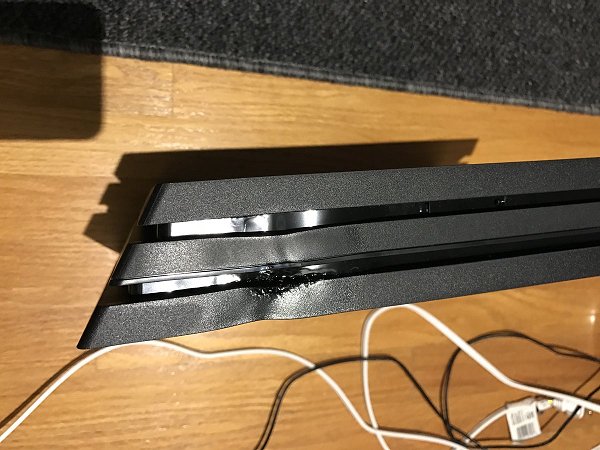 Report of PS4 Pro Console Case Melting by EnMTW on Twitter.jpg