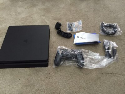 PS4 Slim 3.jpg PS4 Slim 3.jpg